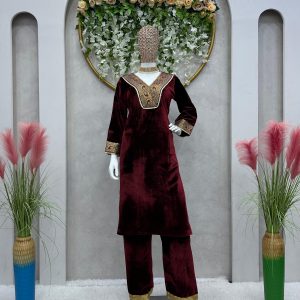 Velvet Kurta Set with Pockets - Image 4