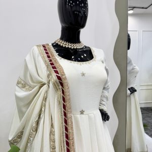 Pretty Anarkali Set - Image 7