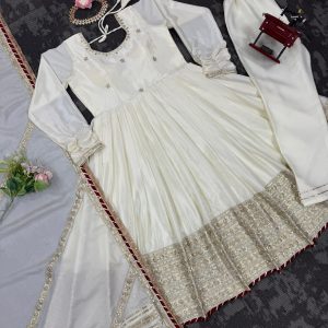 Pretty Anarkali Set - Image 4