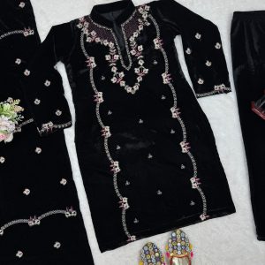 Embroidered Velvet Kurta Set - Image 8