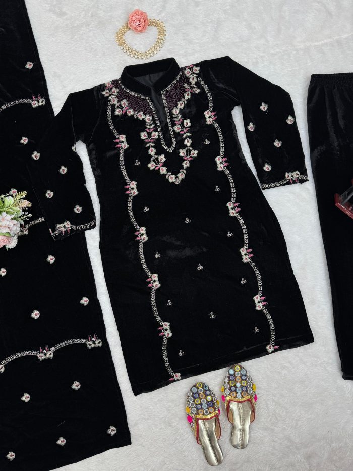 Embroidered Velvet Kurta Set - Image 8