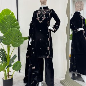 Embroidered Velvet Kurta Set - Image 11