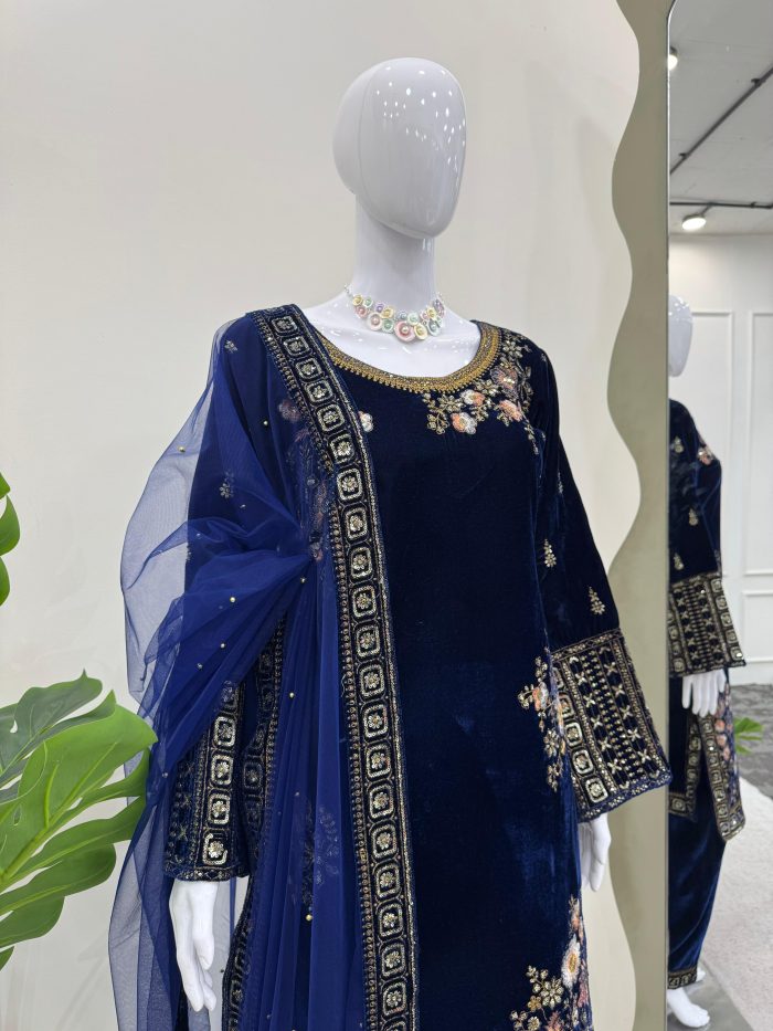 Embroidered Velvet Kurta Set - Image 3