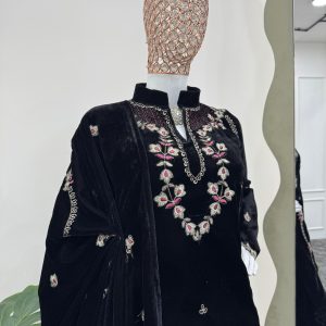 Embroidered Velvet Kurta Set - Image 10