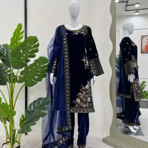 Embroidered Velvet Kurta Set - Image 2