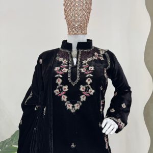 Embroidered Velvet Kurta Set - Image 3