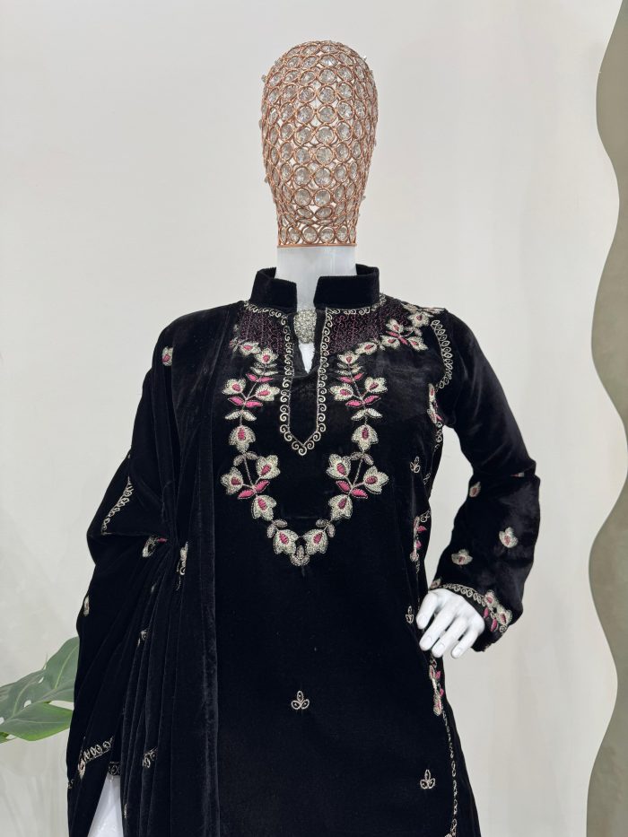 Embroidered Velvet Kurta Set - Image 3