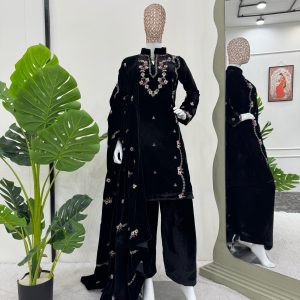 Embroidered Velvet Kurta Set - Image 4