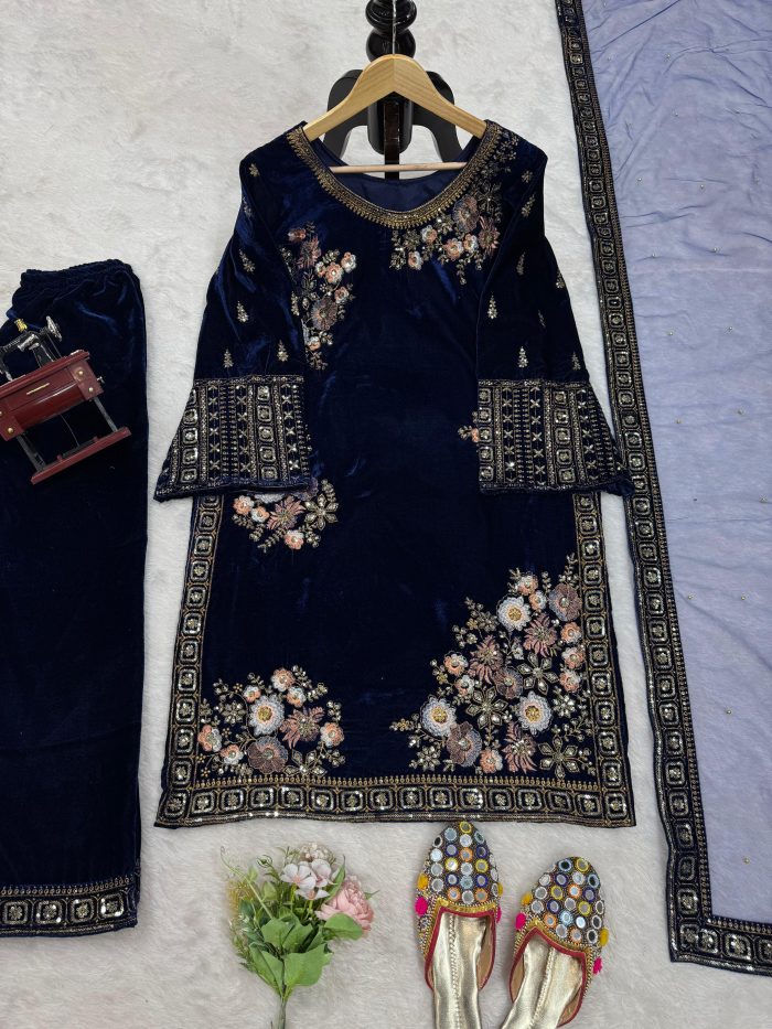 Embroidered Velvet Kurta Set - Image 7