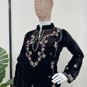 Embroidered Velvet Kurta Set - Image 5