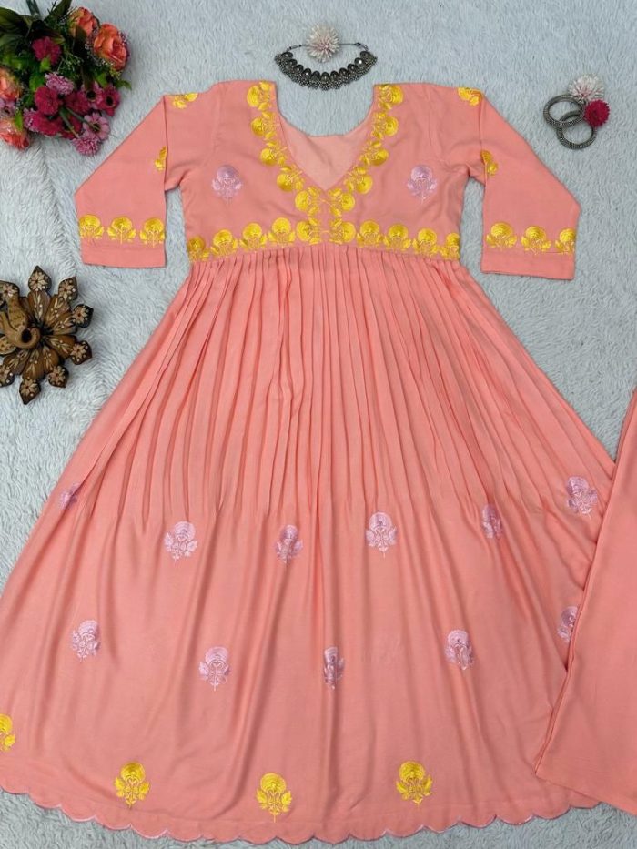 Embroidered Kurta Pant Set - Image 5