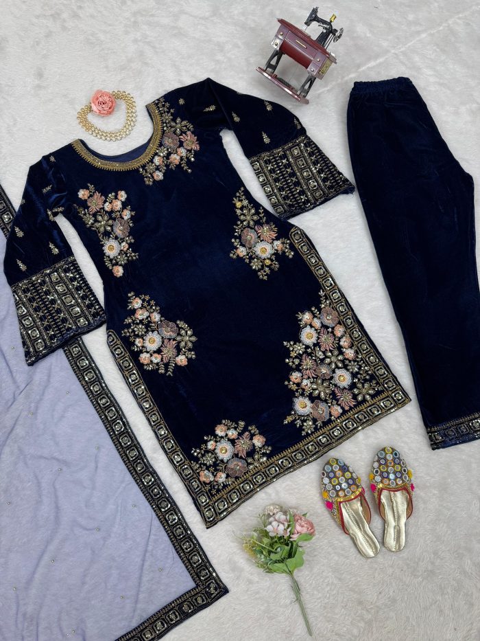 Embroidered Velvet Kurta Set - Image 5