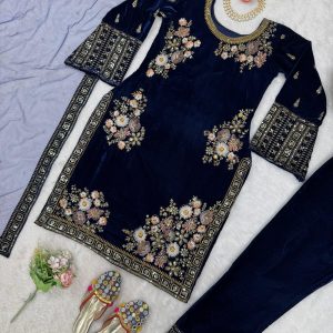 Embroidered Velvet Kurta Set - Image 4