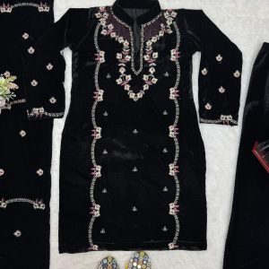 Embroidered Velvet Kurta Set - Image 7