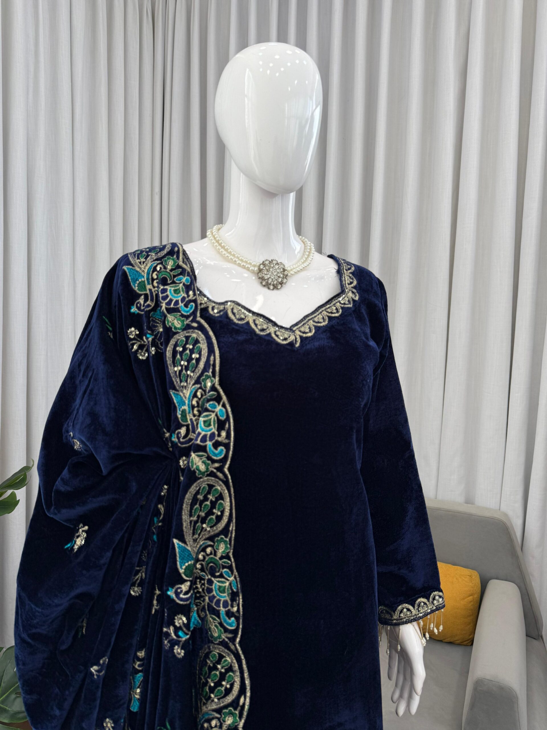 Mor Embroidered Velvet Kurta Set - Image 3