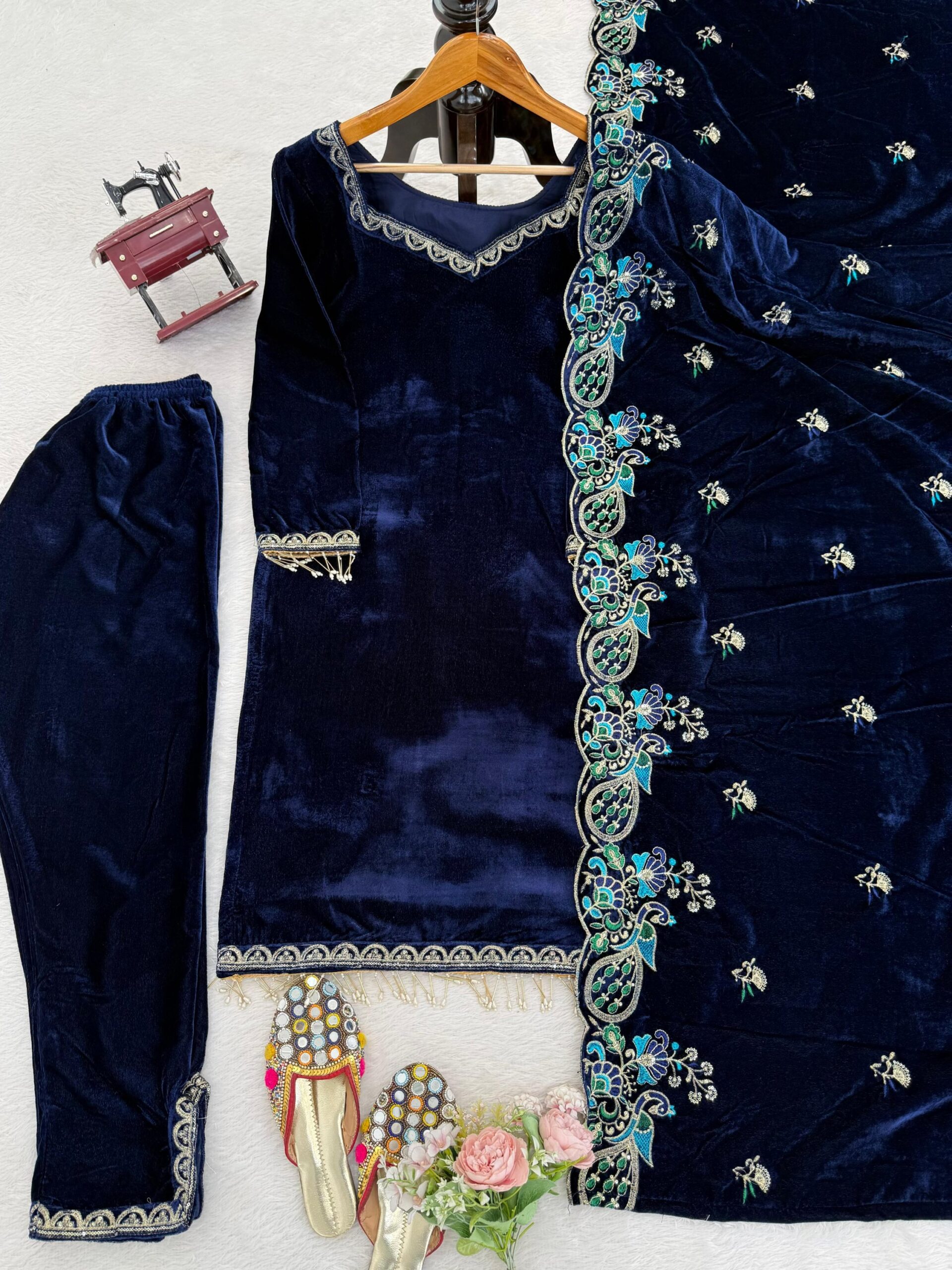 Mor Embroidered Velvet Kurta Set - Image 4