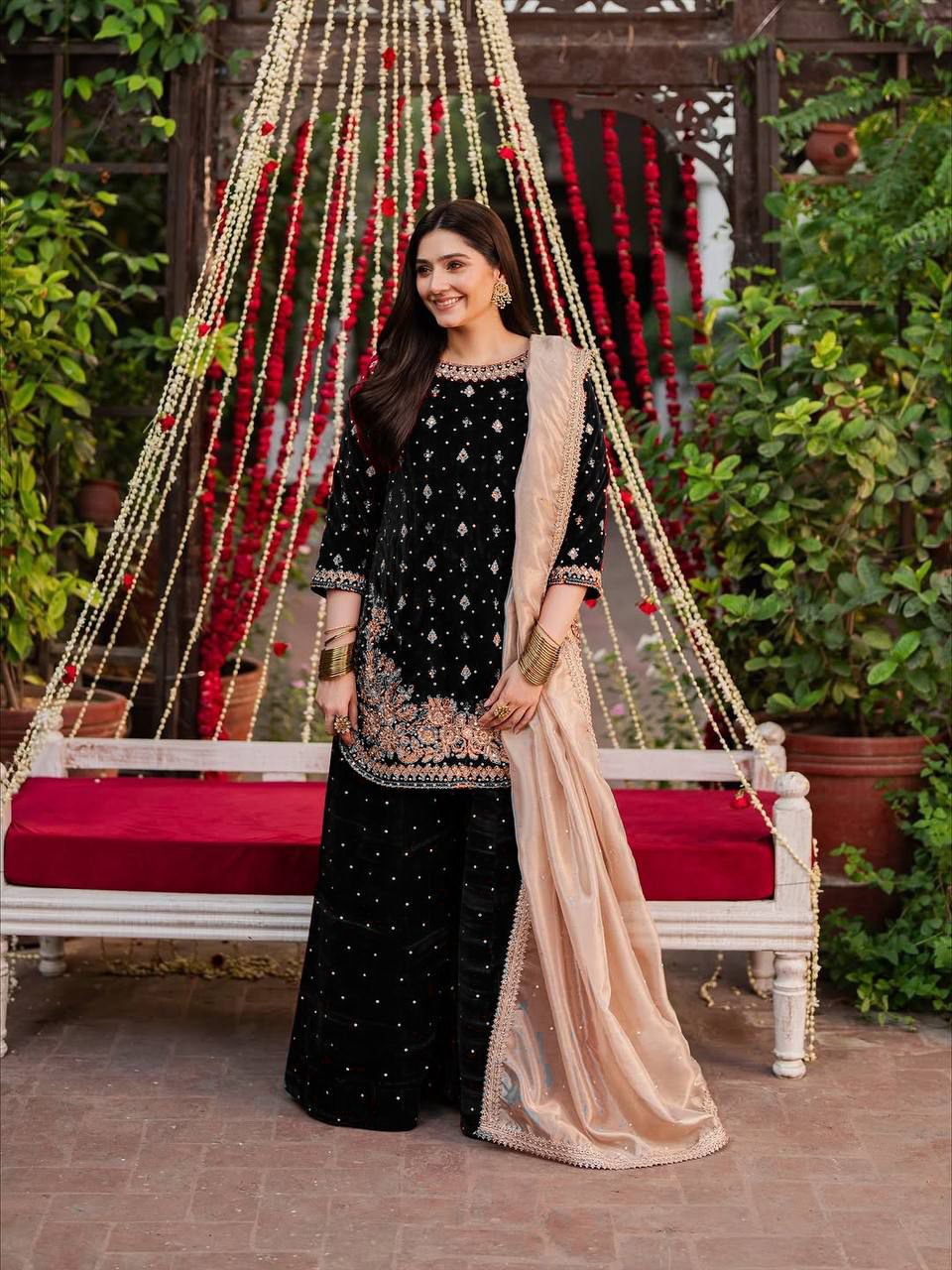 Embroidered Kurta Set in Velvet - Image 27