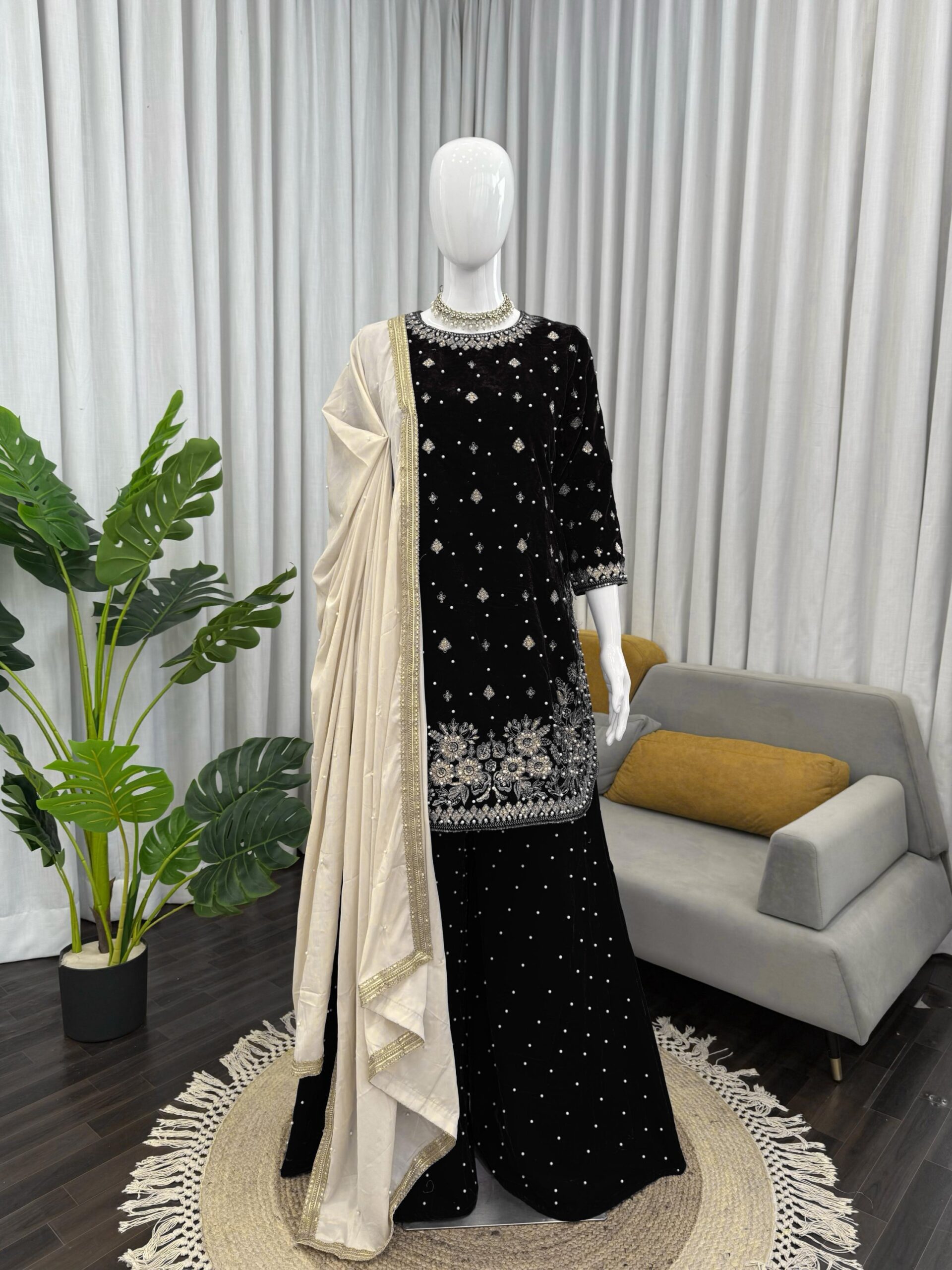 Embroidered Kurta Set in Velvet - Image 28