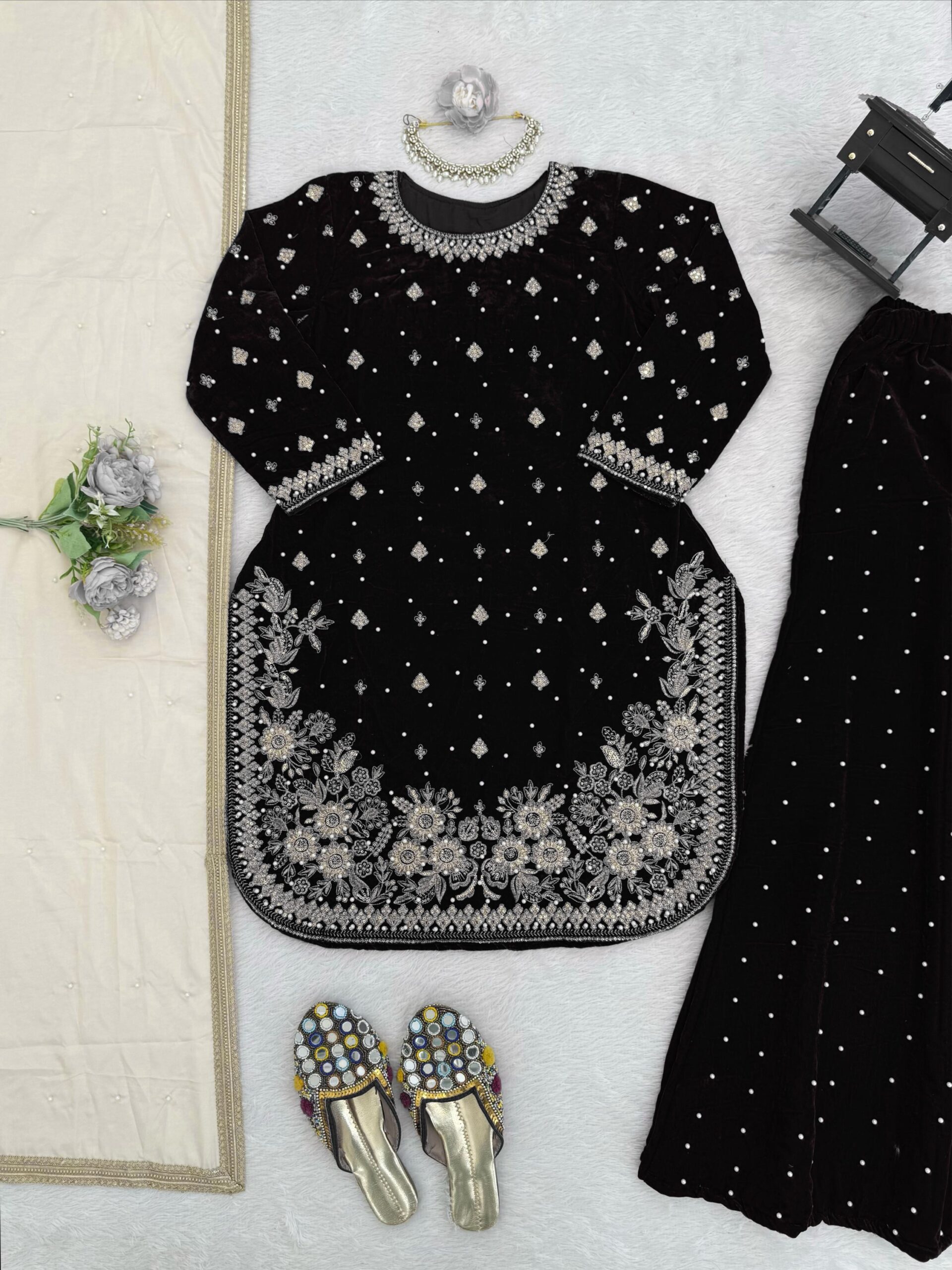 Embroidered Kurta Set in Velvet - Image 31