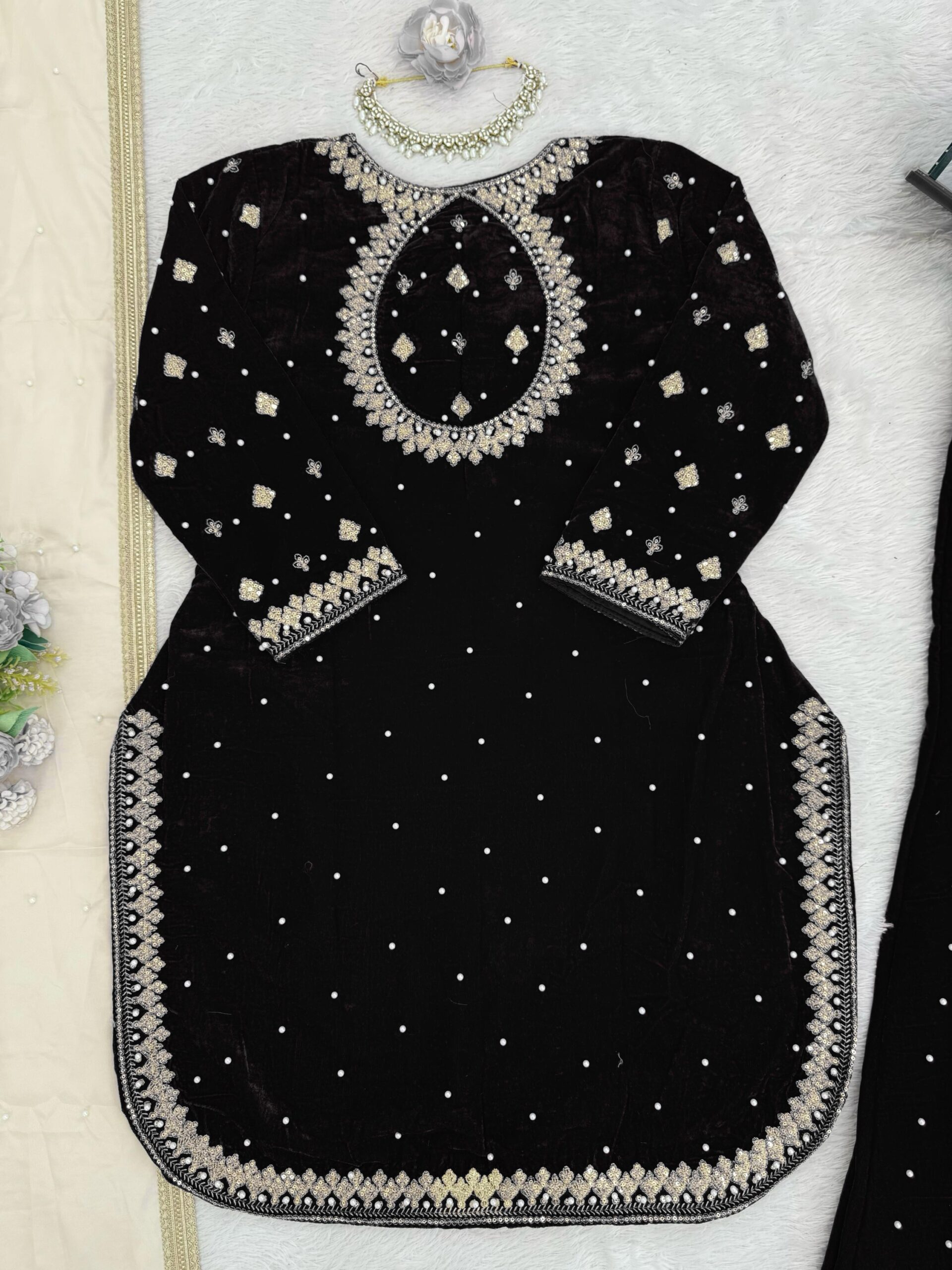 Embroidered Kurta Set in Velvet - Image 32