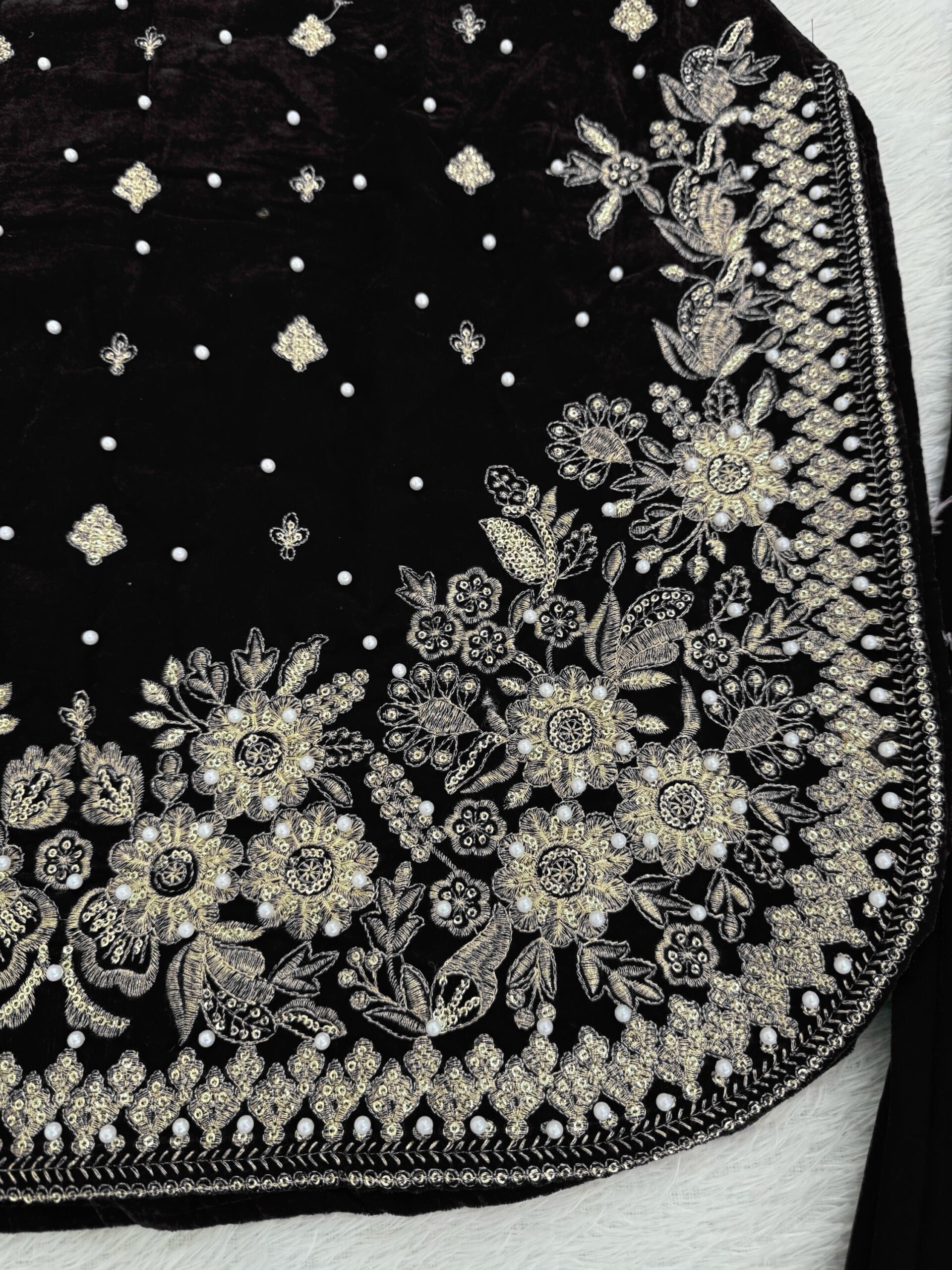 Embroidered Kurta Set in Velvet - Image 33