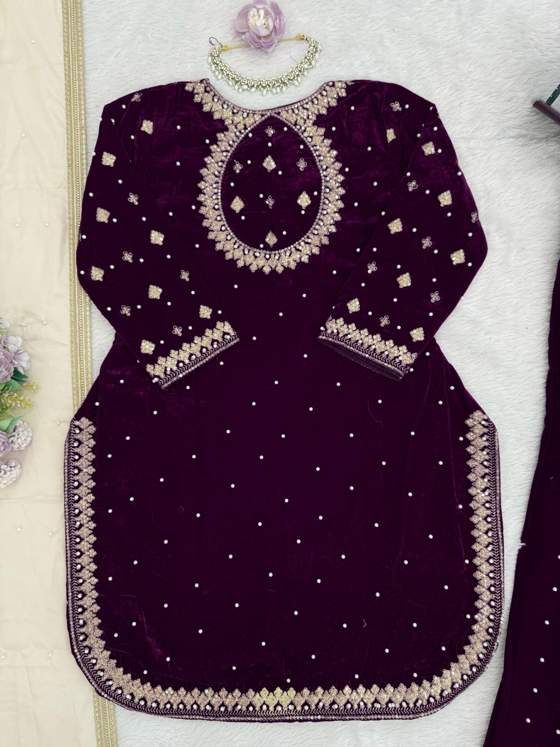 Embroidered Kurta Set in Velvet - Image 43