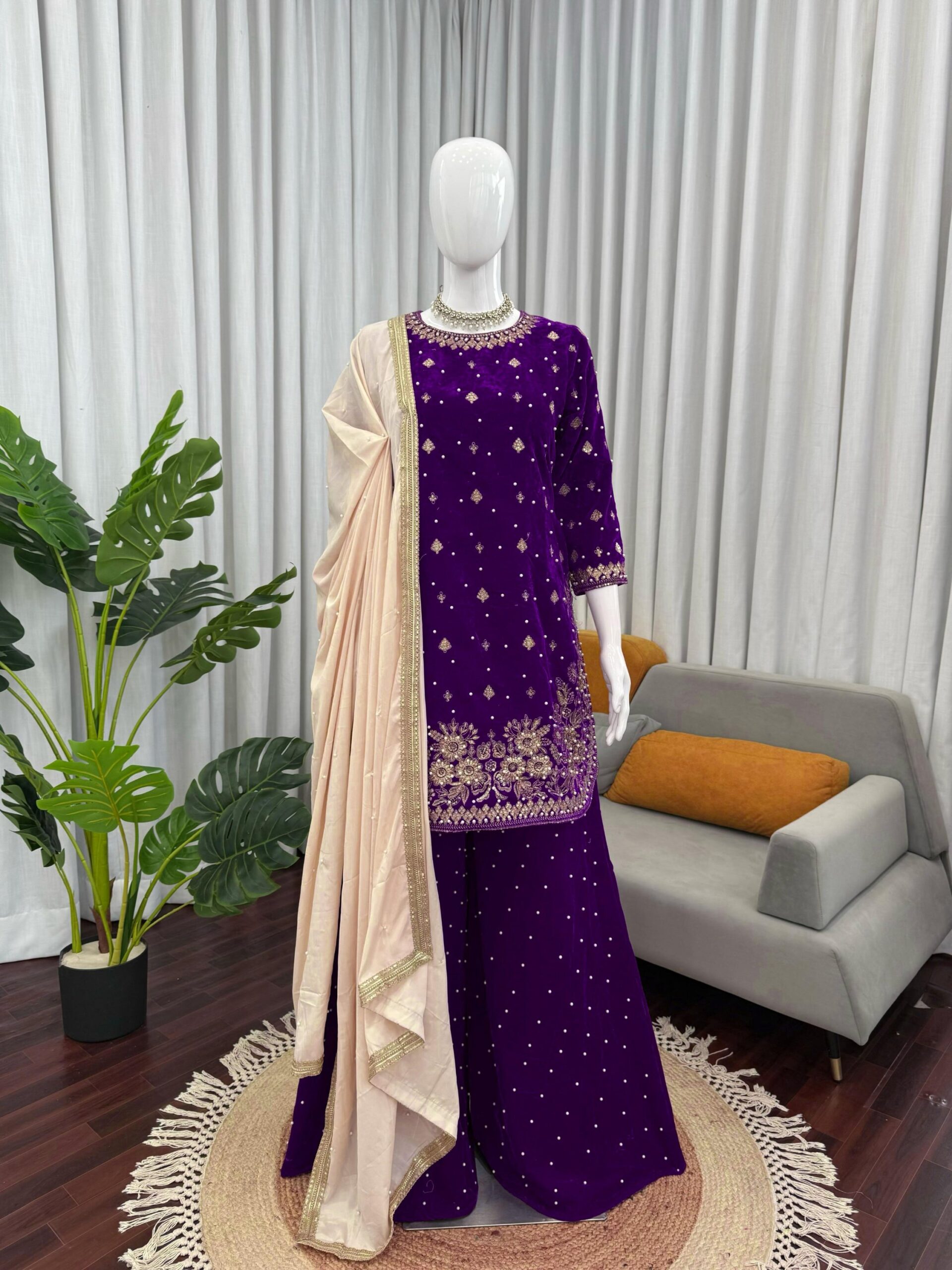 Embroidered Kurta Set in Velvet - Image 20