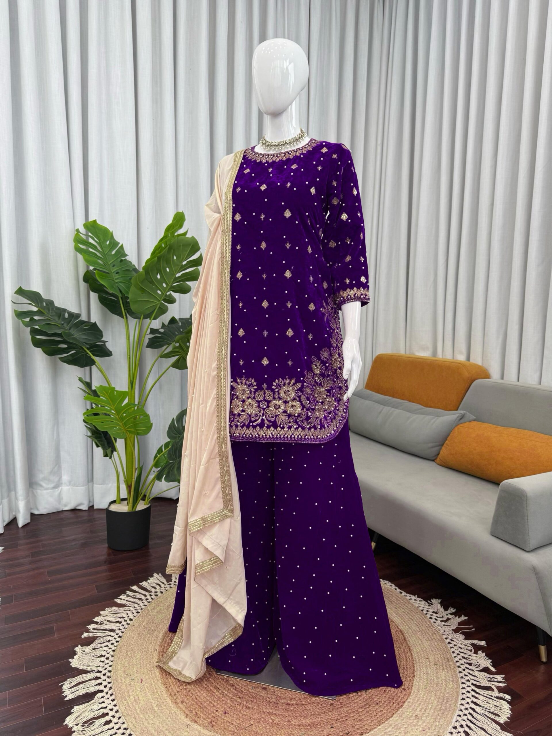 Embroidered Kurta Set in Velvet - Image 19