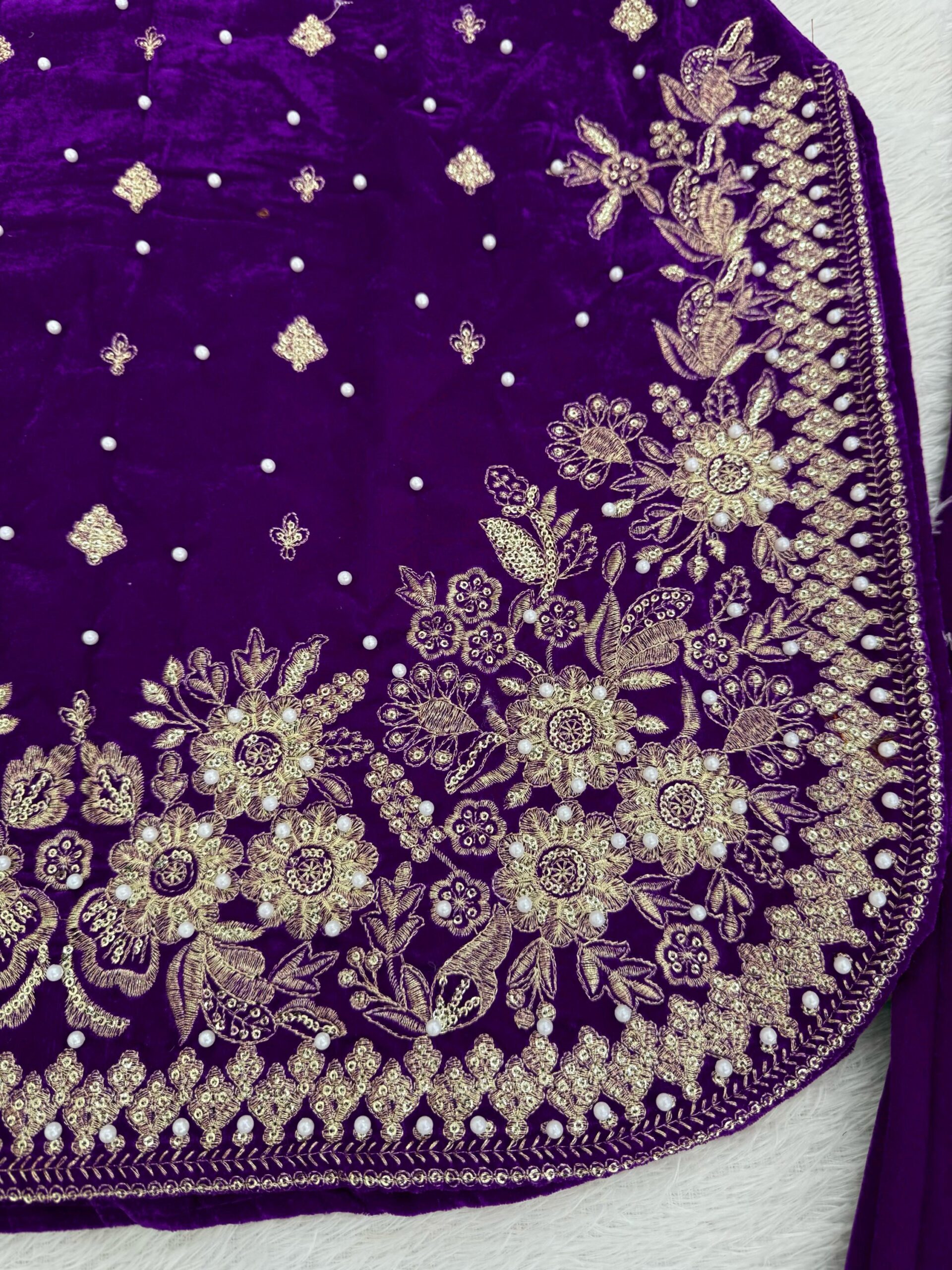 Embroidered Kurta Set in Velvet - Image 26