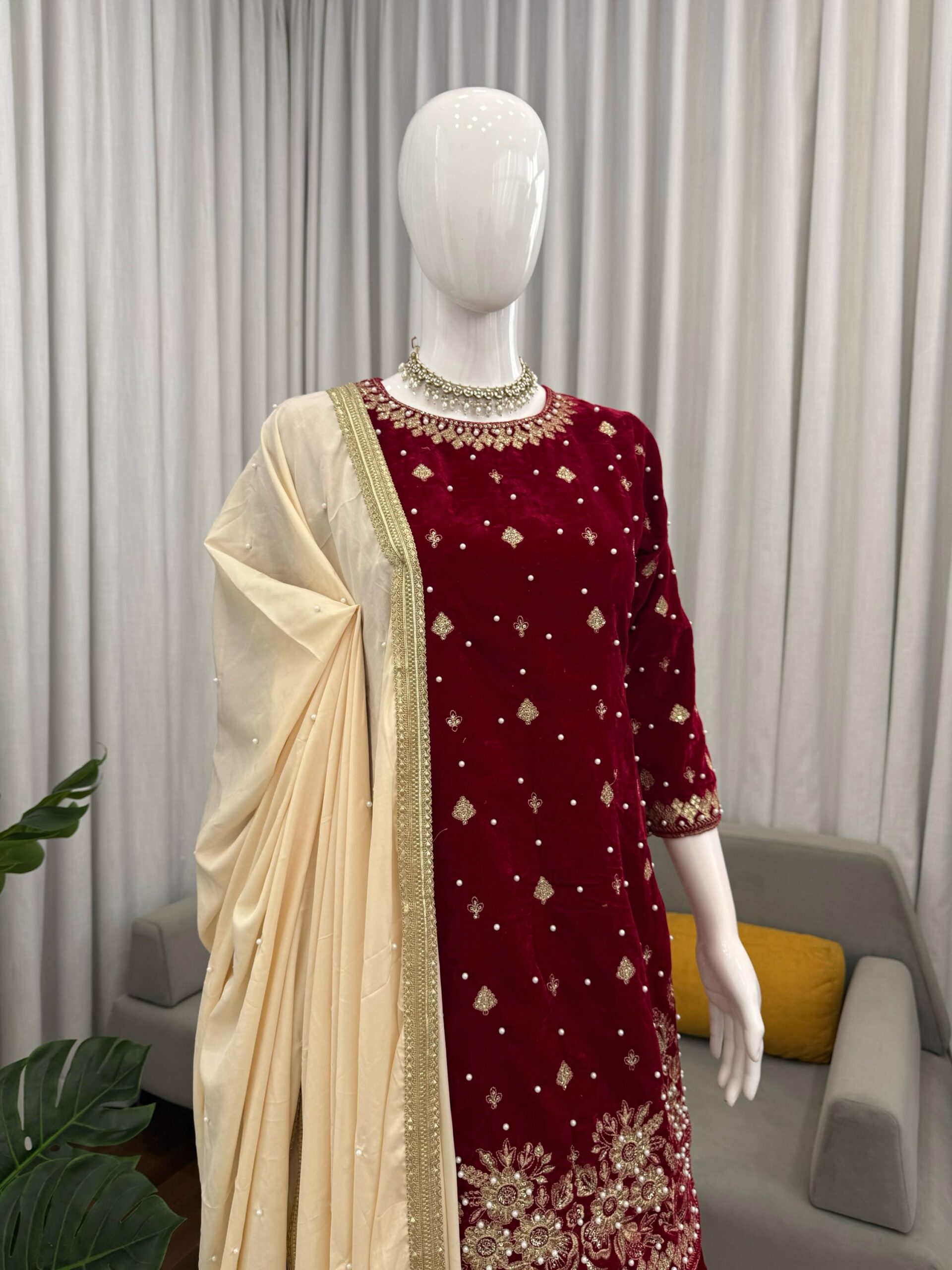 Embroidered Kurta Set in Velvet - Image 4