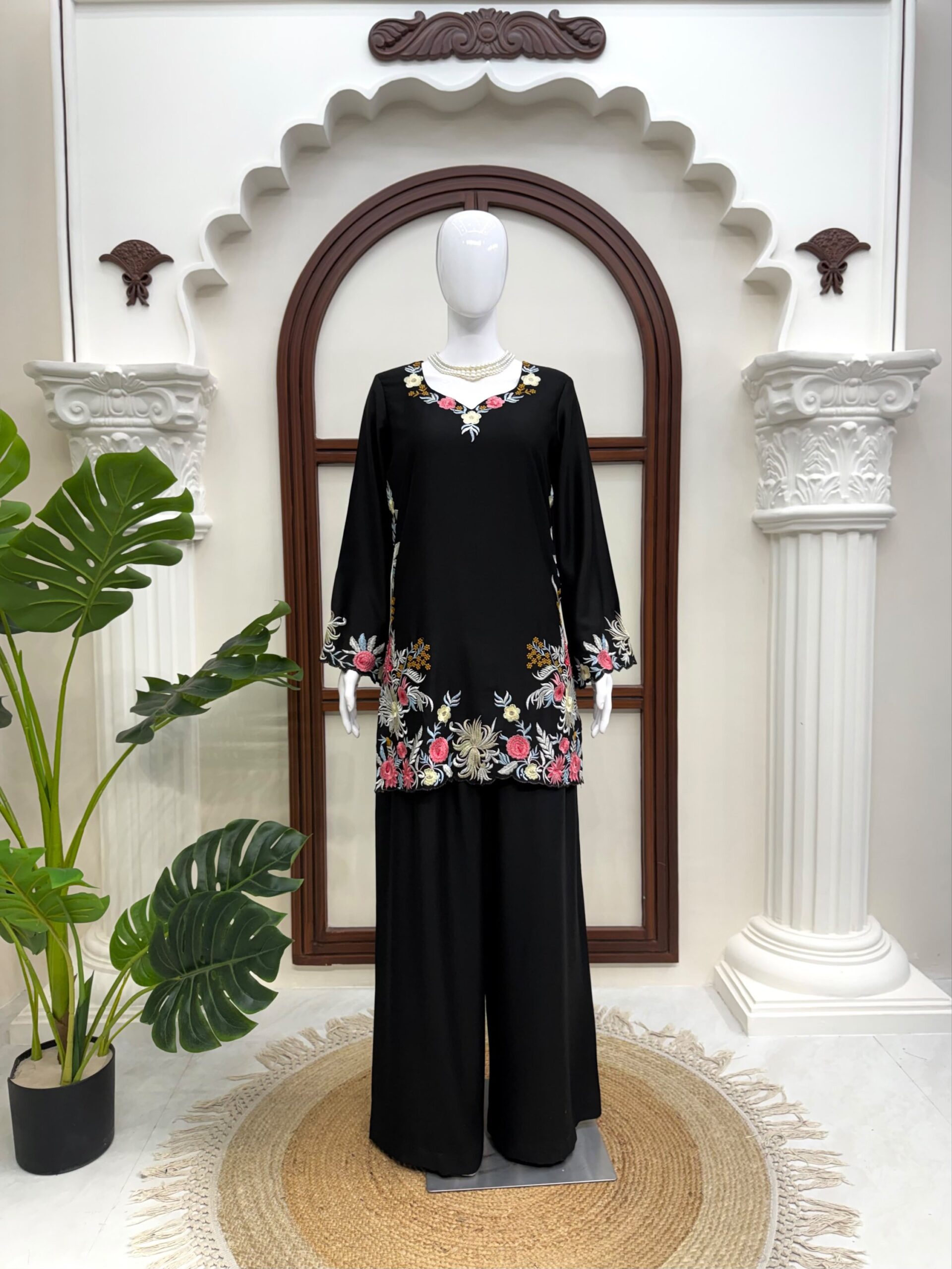 Embroidered Kurta Set - Image 3