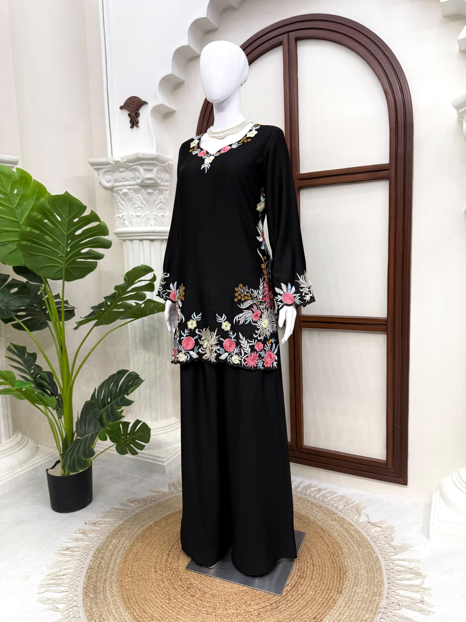 Embroidered Kurta Set - Image 2