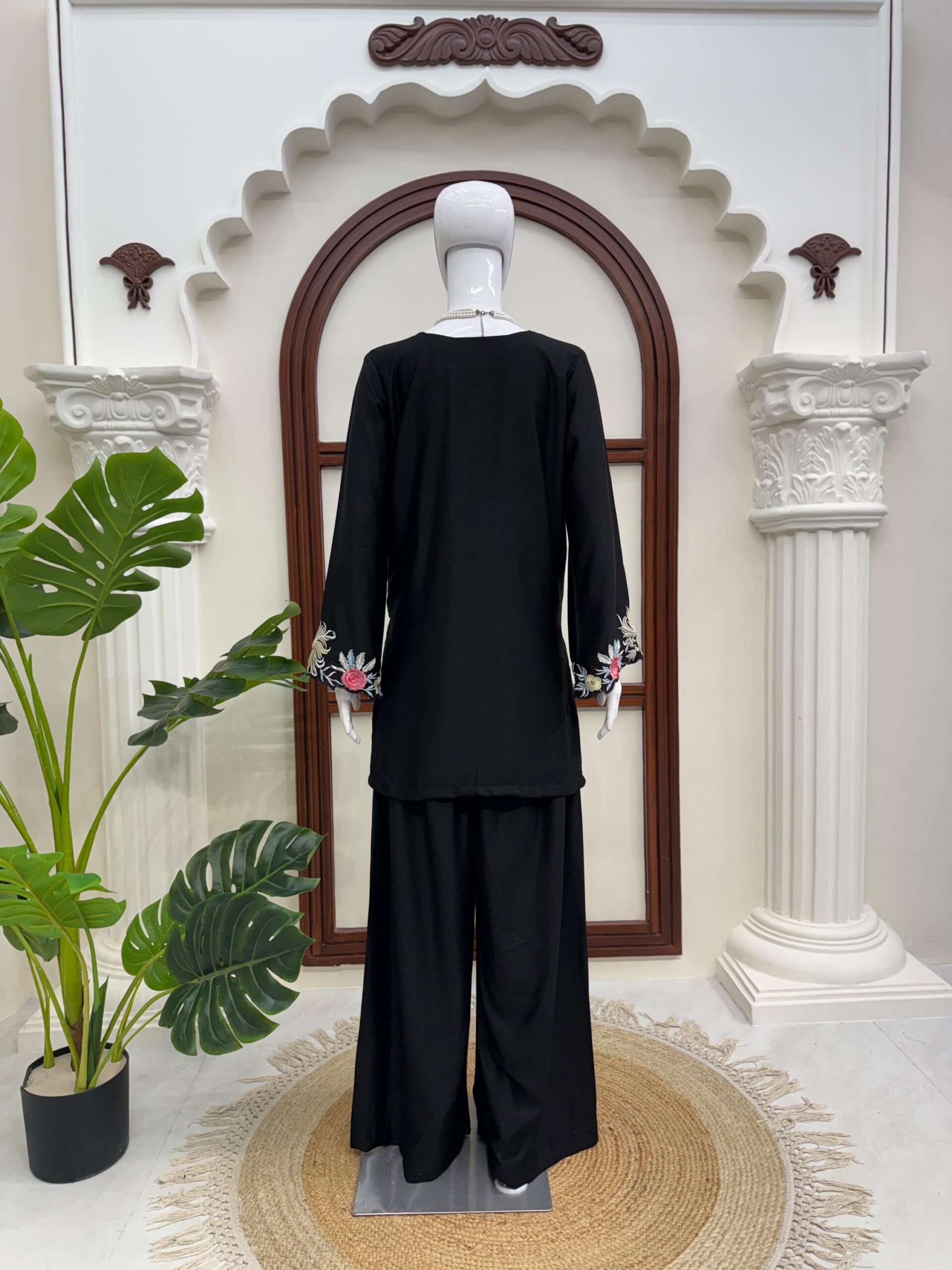 Embroidered Kurta Set - Image 5