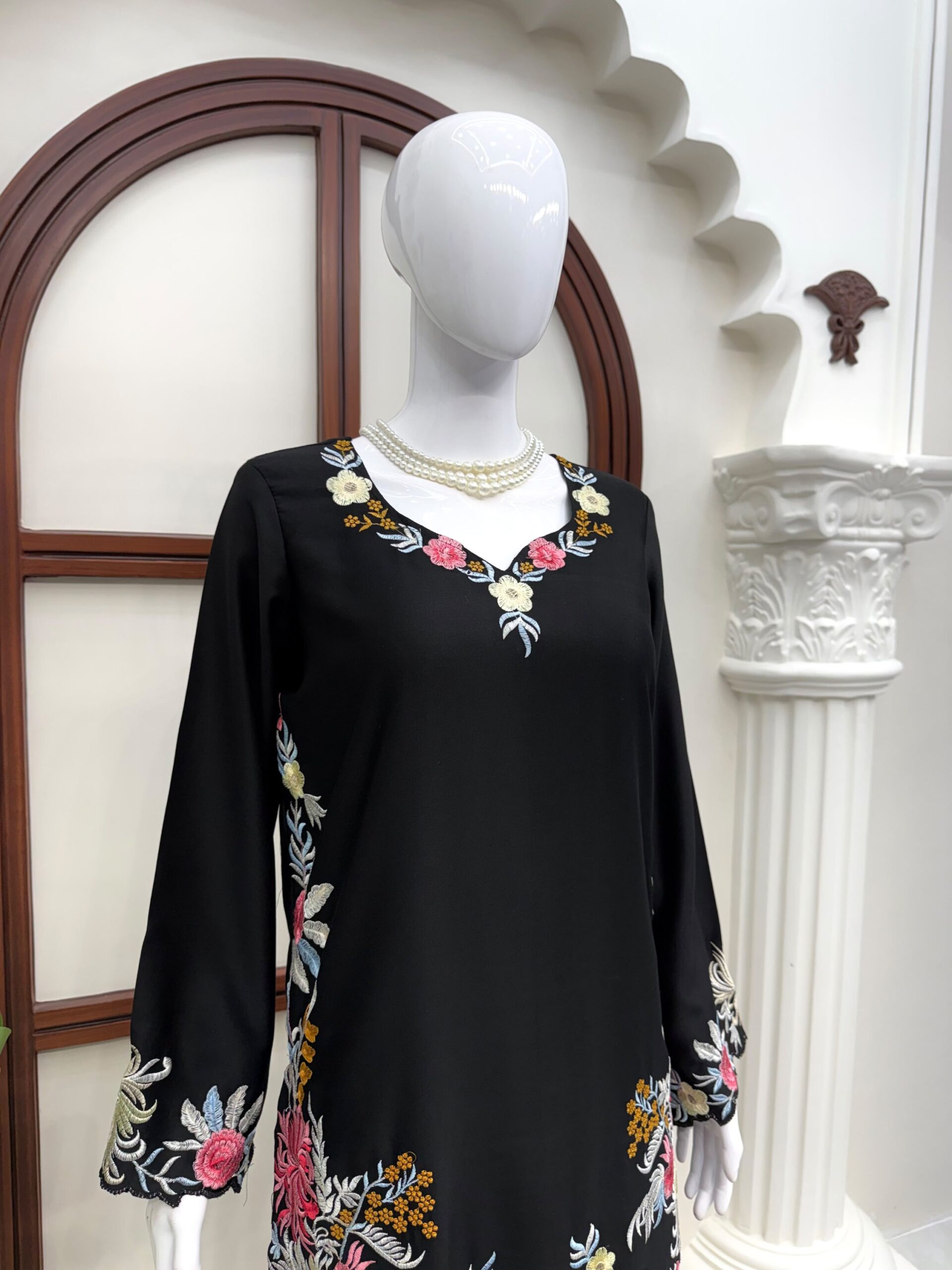 Embroidered Kurta Set - Image 4
