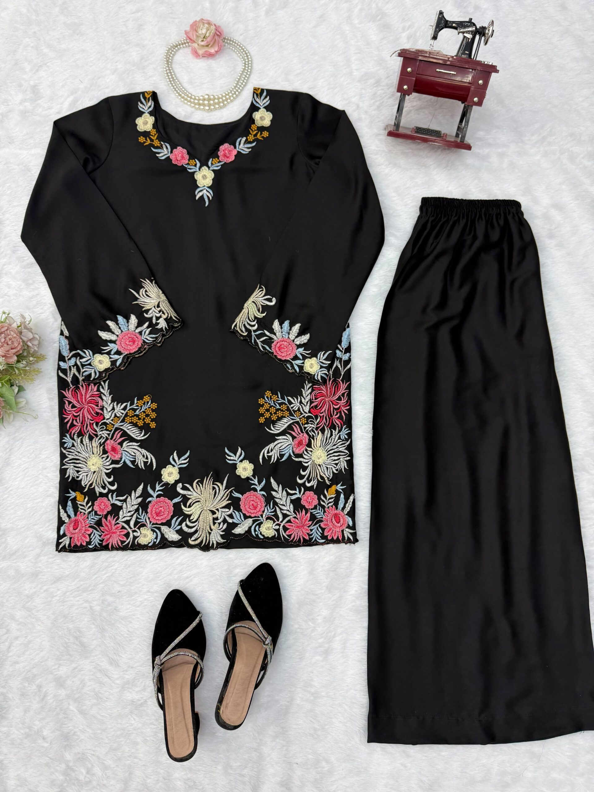 Embroidered Kurta Set - Image 6