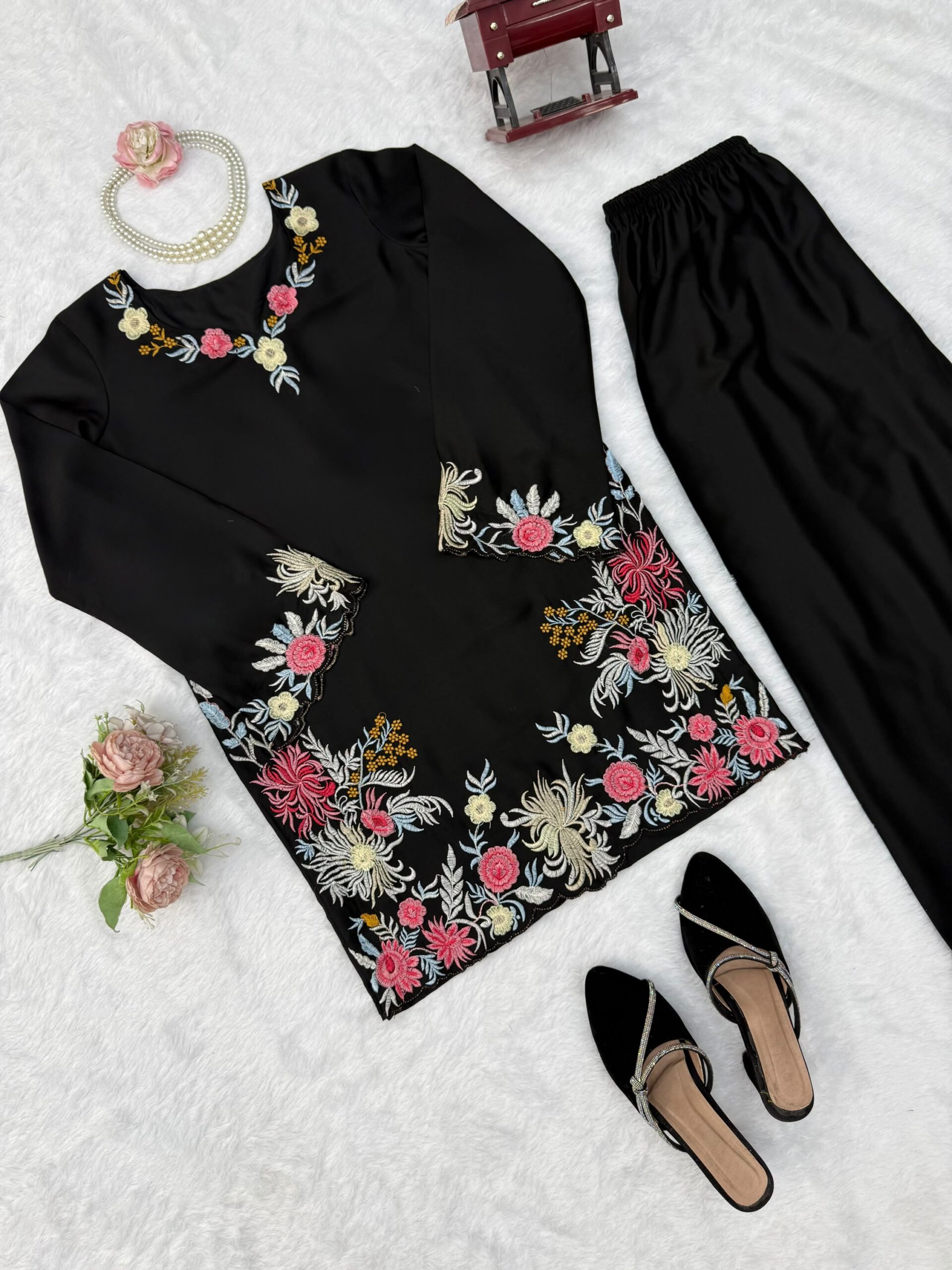 Embroidered Kurta Set - Image 10