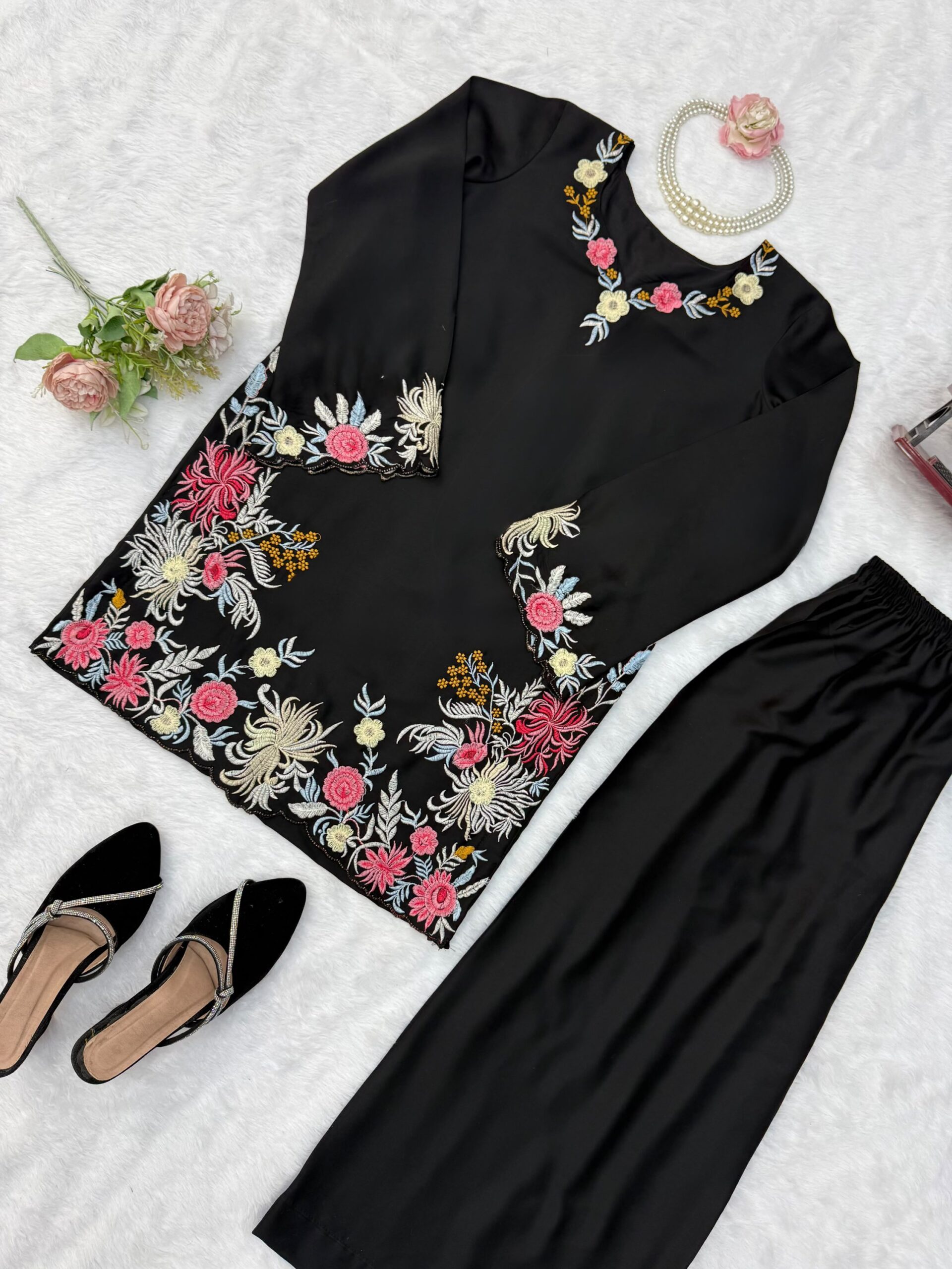 Embroidered Kurta Set - Image 8