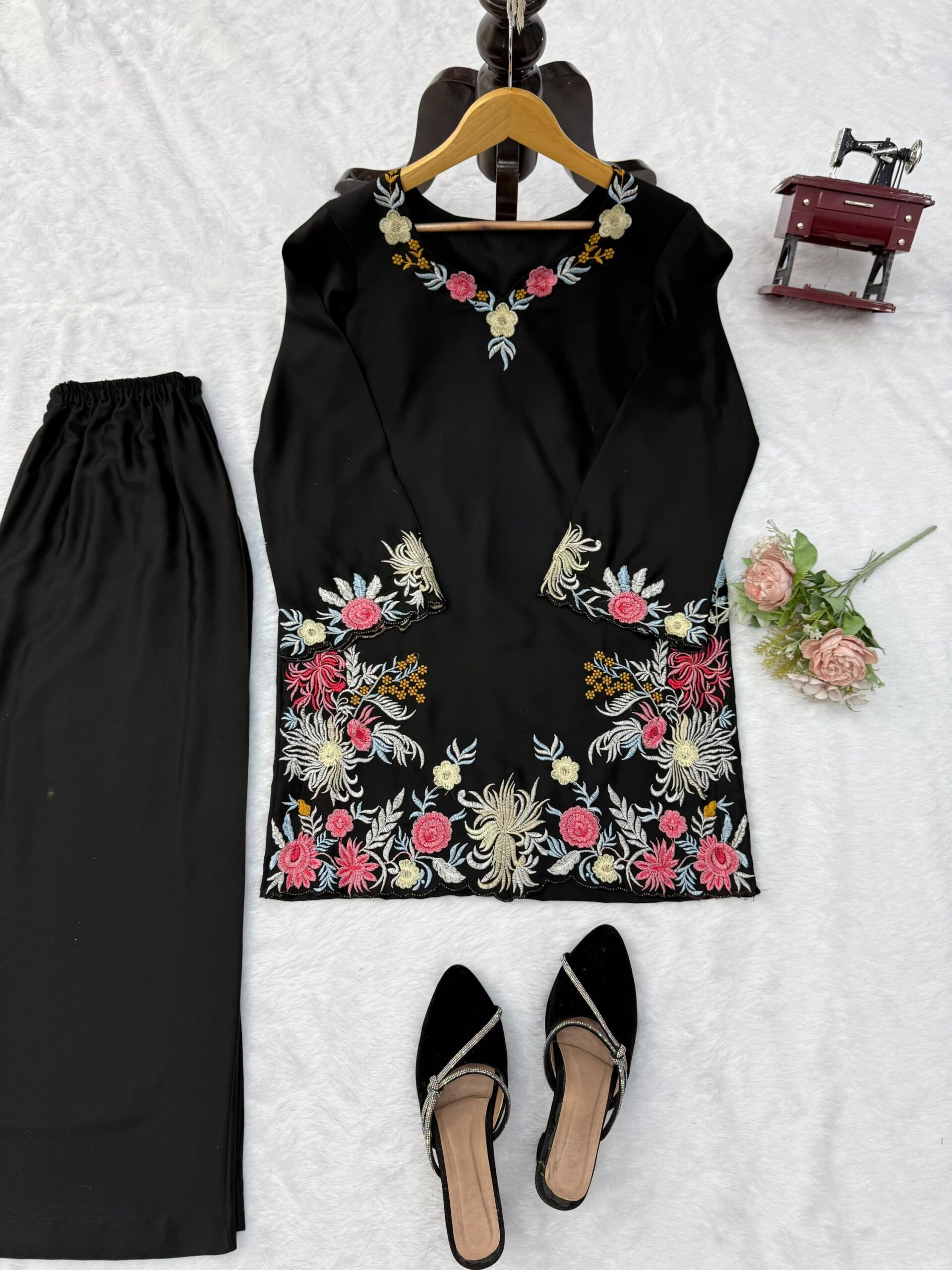 Embroidered Kurta Set - Image 9