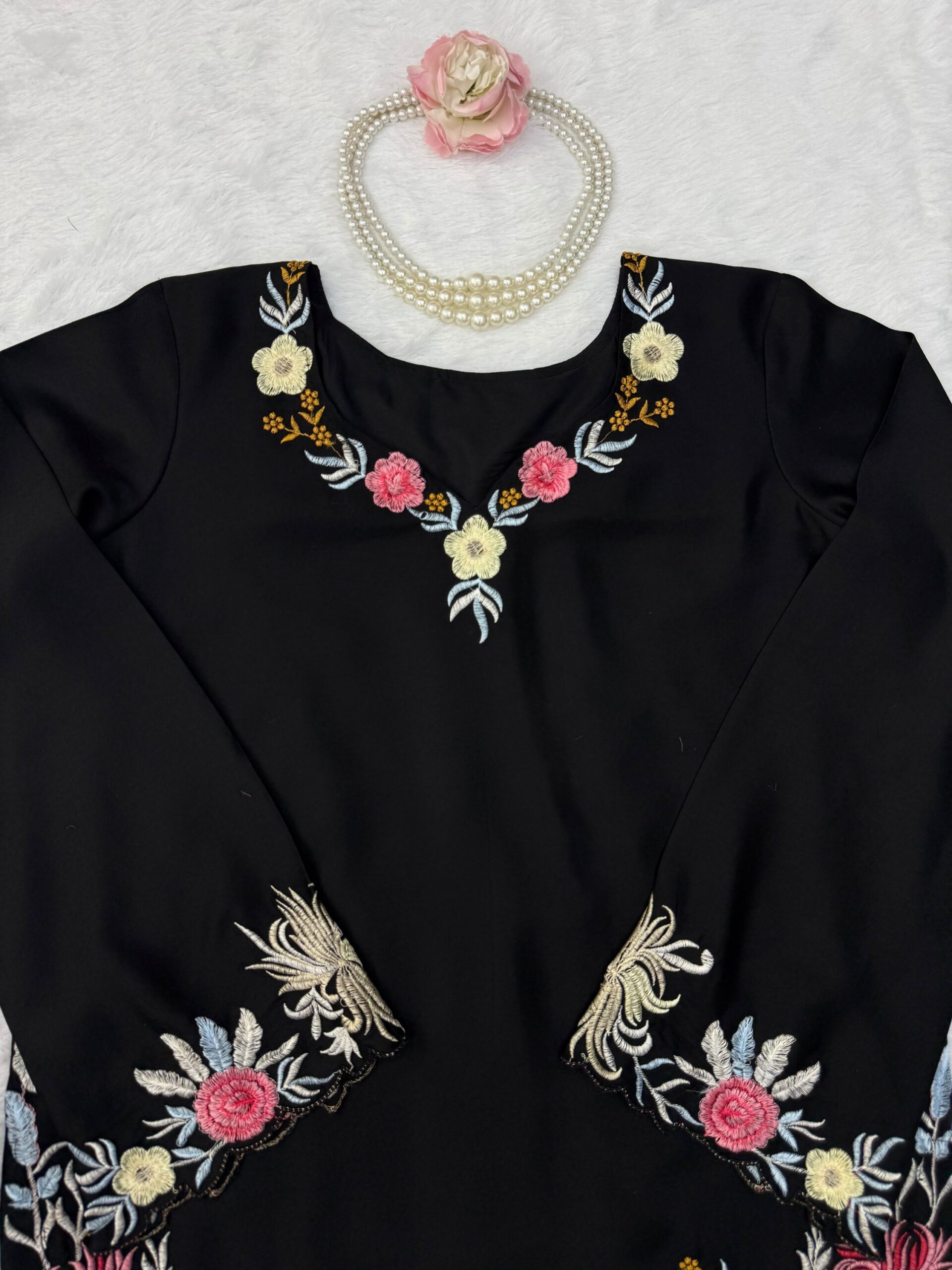 Embroidered Kurta Set - Image 7
