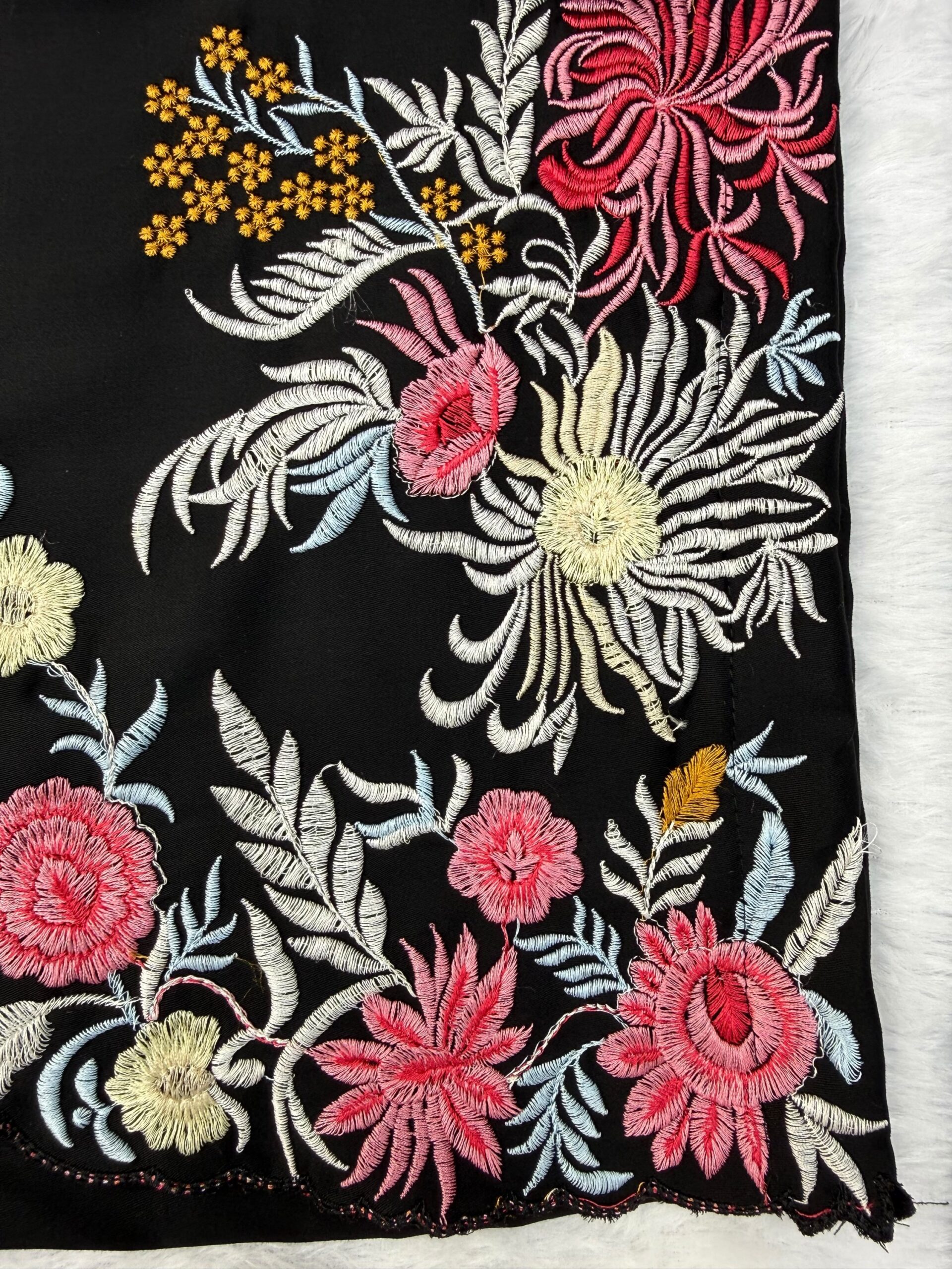Embroidered Kurta Set - Image 11