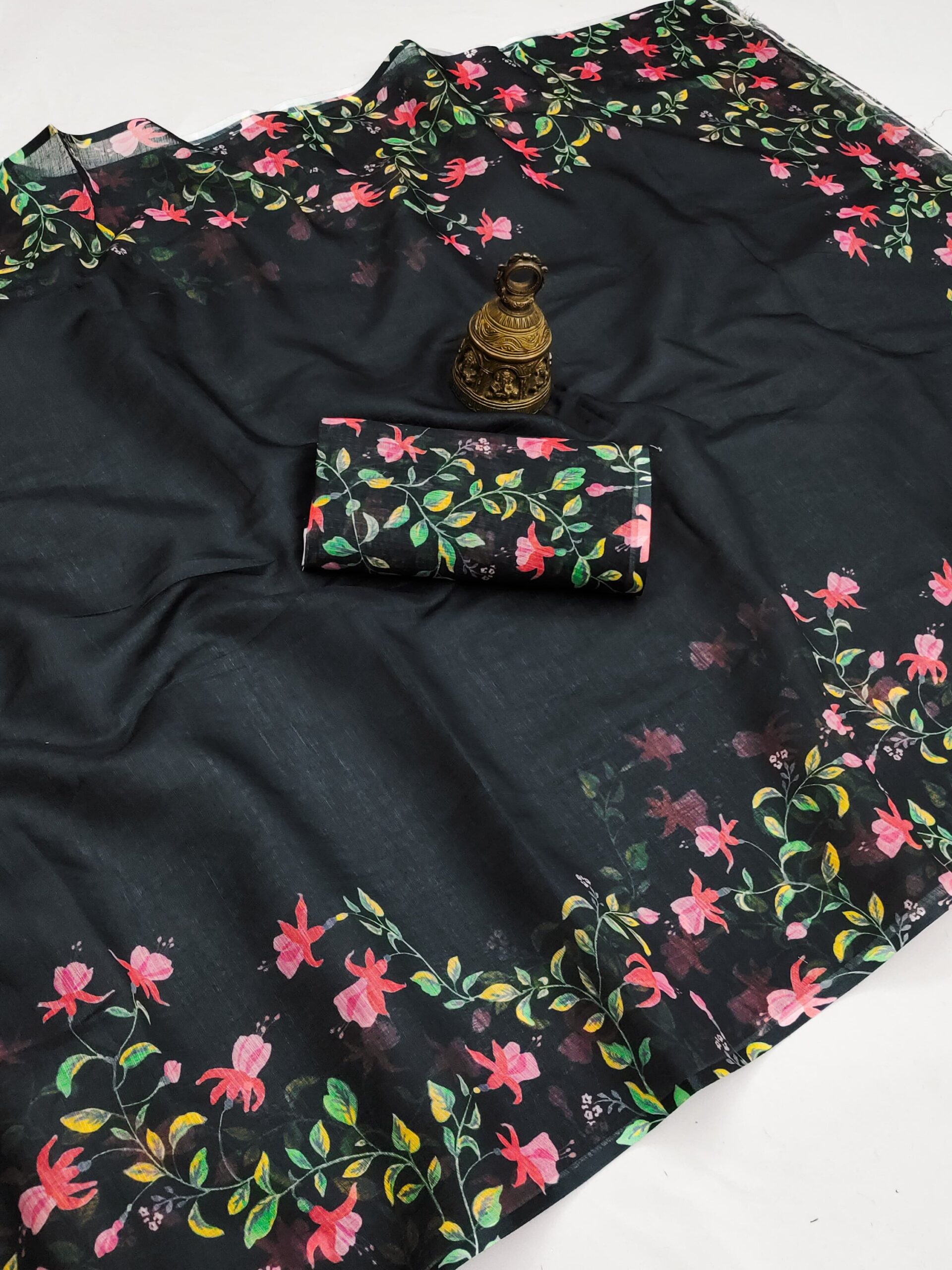 Linen Saree in Pretty Floral Prints - Image 3