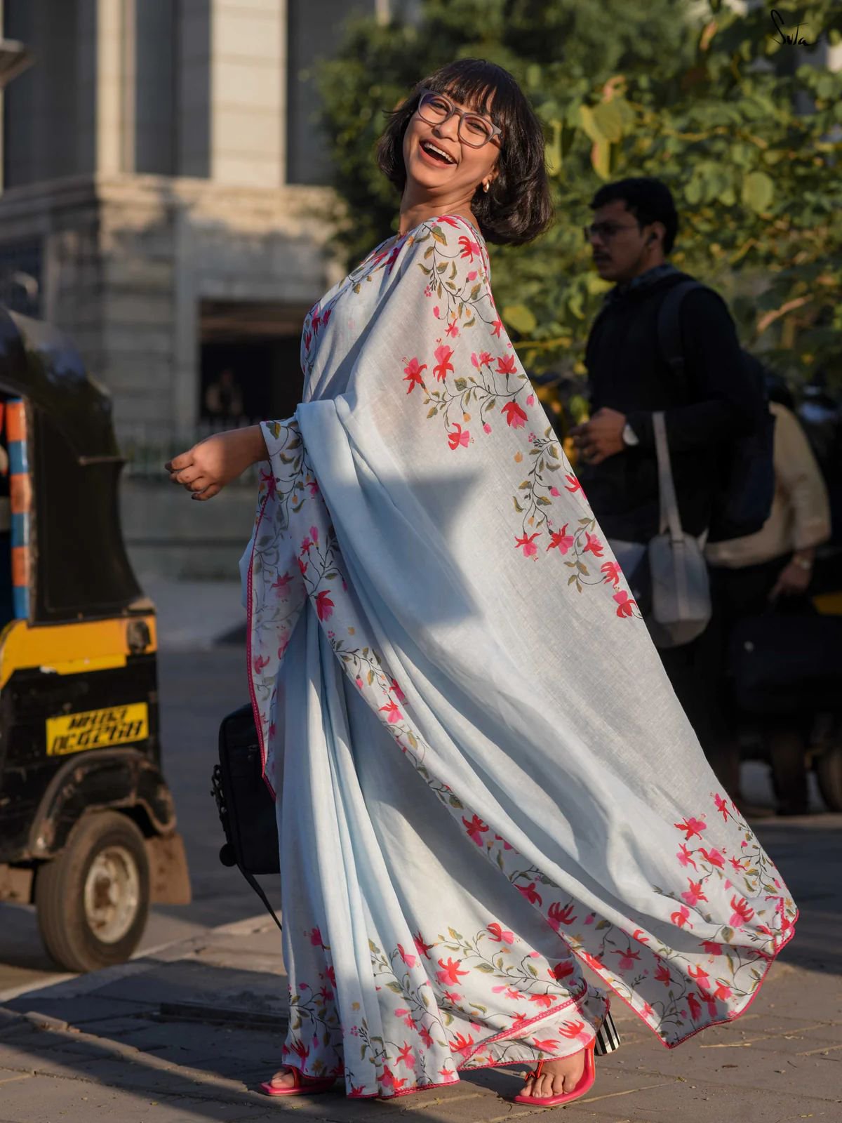 Linen Saree in Pretty Floral Prints - Image 17