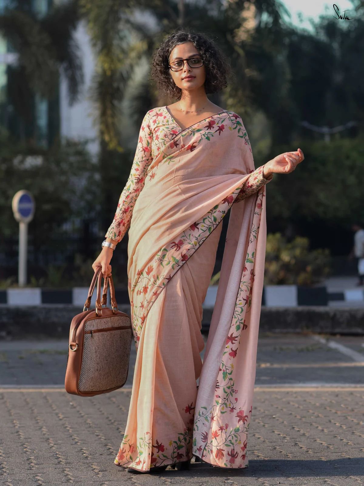 Linen Saree in Pretty Floral Prints - Image 10