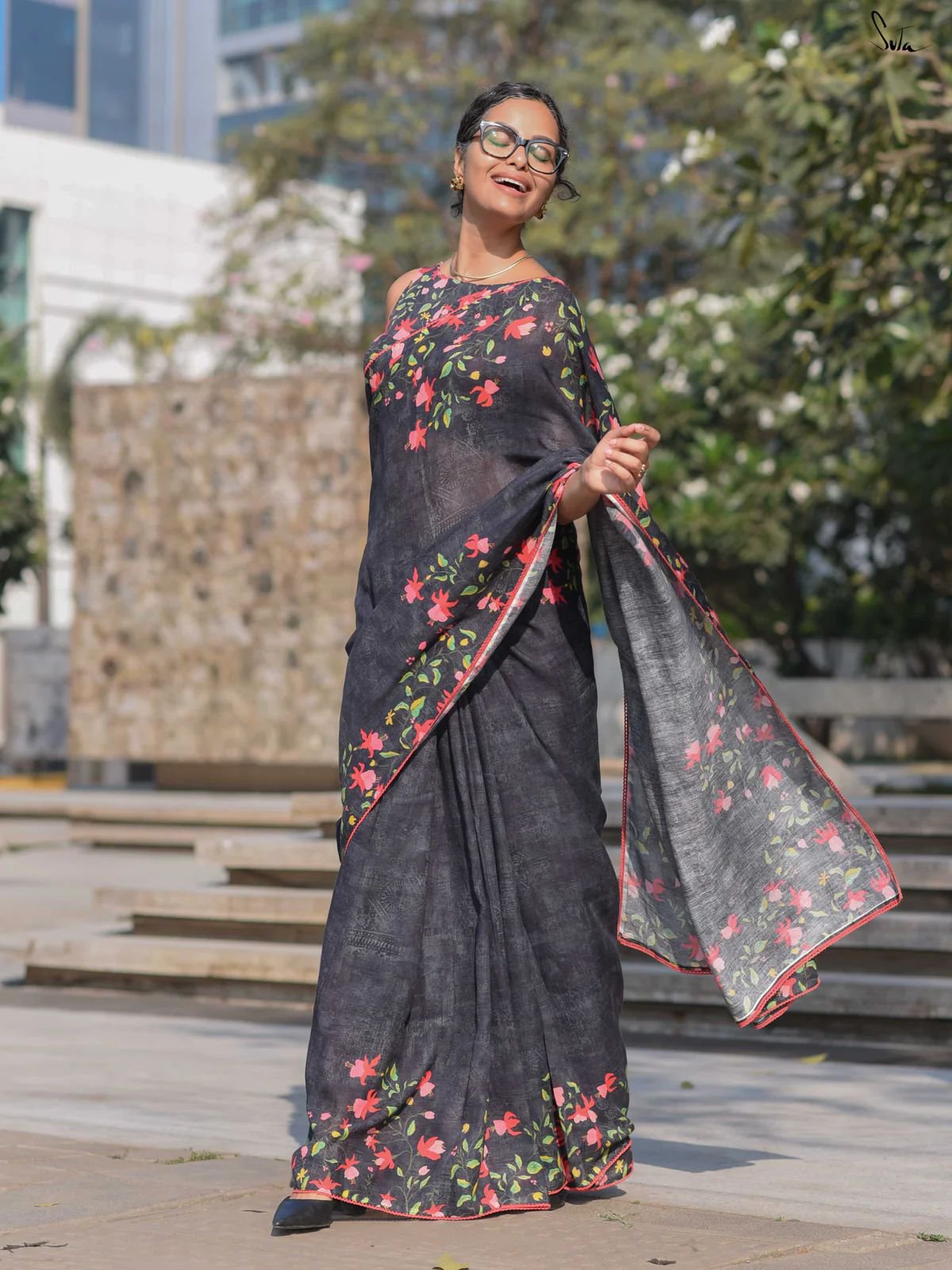 Linen Saree in Pretty Floral Prints - Image 2